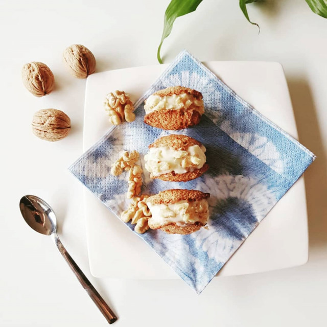 Helado de plátano con nueces.