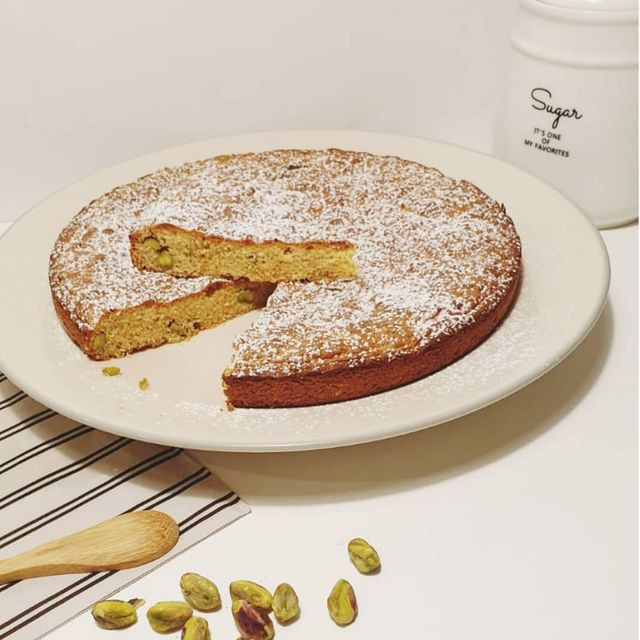 Bizcocho de chocolate blanco con pistachos